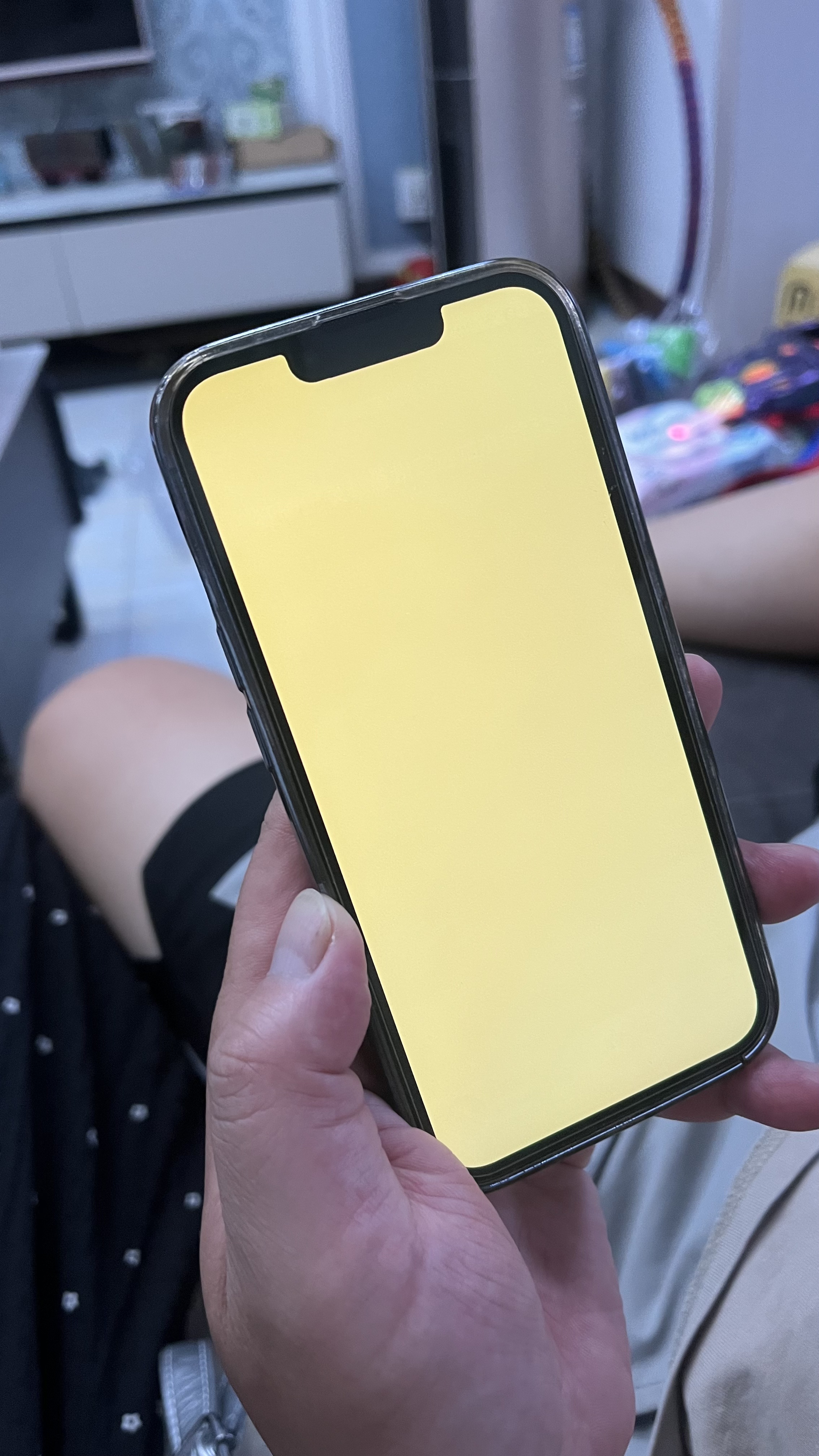 iPhone13Pro 黄屏.jpg